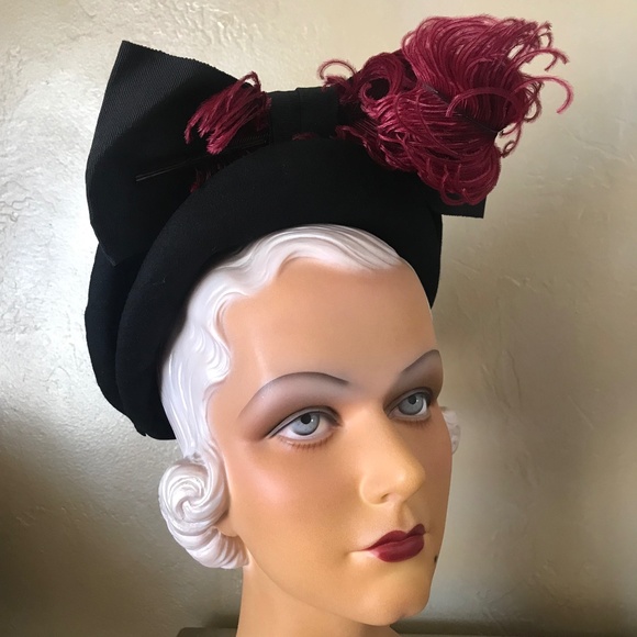 ENCHANTING 1940s' BLACK FELT BERET WITH BURGUNDY OSTRICH FEATHER + FABRIC BOW - Picture 10 of 13